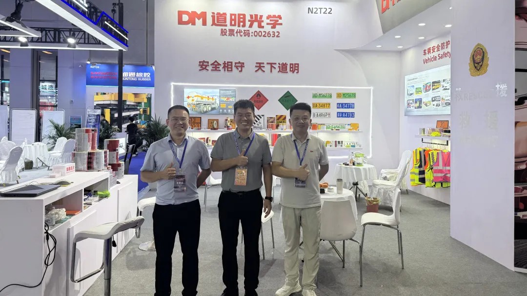 Bwin必赢光学在梁山车辆展 (1)